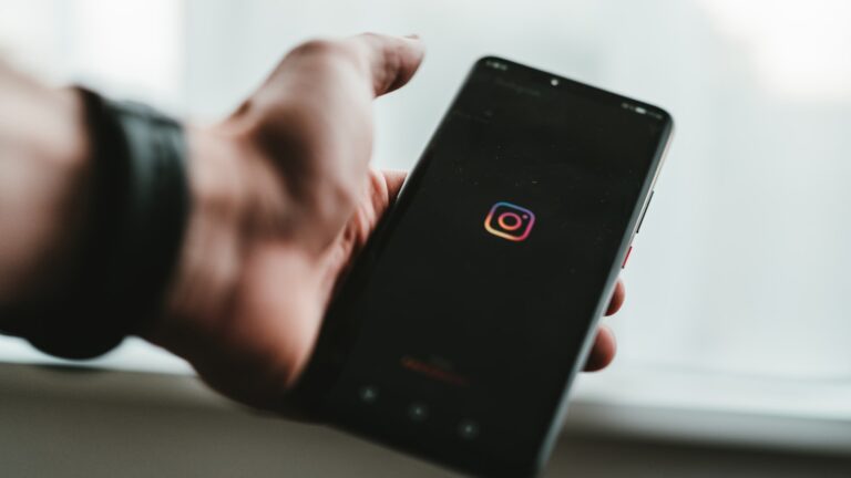 Instagramで発信する保険営業のイメージ