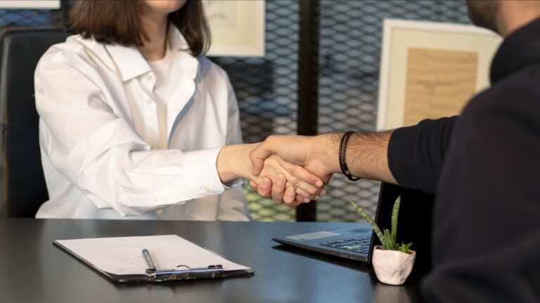 保険営業がお客様に紹介を依頼する会話のイメージ